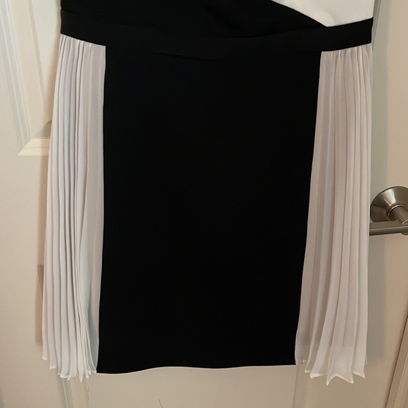 BCBG NWT black and off-white backless dress - Picture 3 of 9